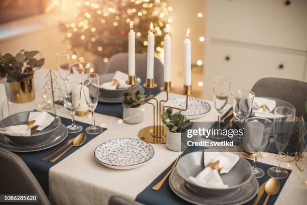 preparación de la cena de navidad - mesa fotografías e imágenes de stock