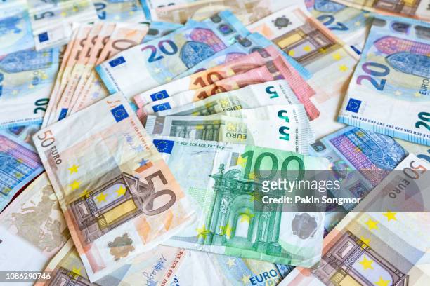 euro banknotes - monedas de la unión europea fotografías e imágenes de stock
