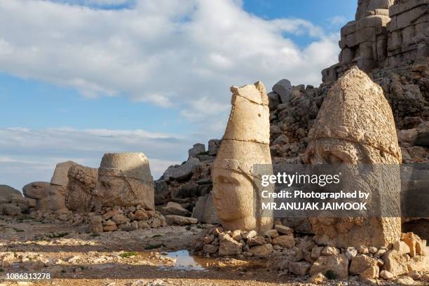 stone head statues at nemrut mountain in turkey - ares god stockfoto's en -beelden