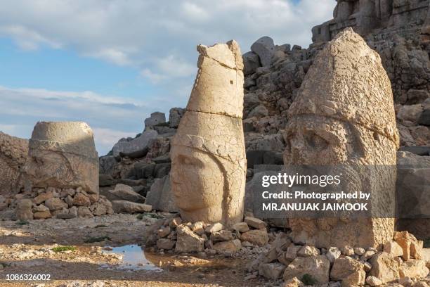stone head statues at nemrut mountain in turkey - ares god stockfoto's en -beelden