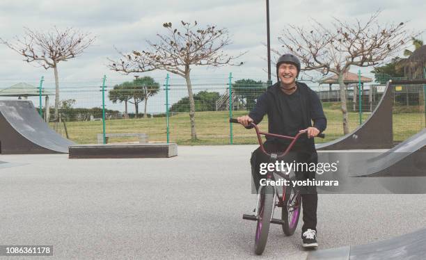 日本のアスリートのスポーツ自転車の友情 - スタントバイク ストックフォトと画像