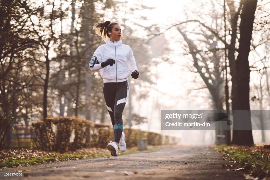 Frau im Winter morgens joggen