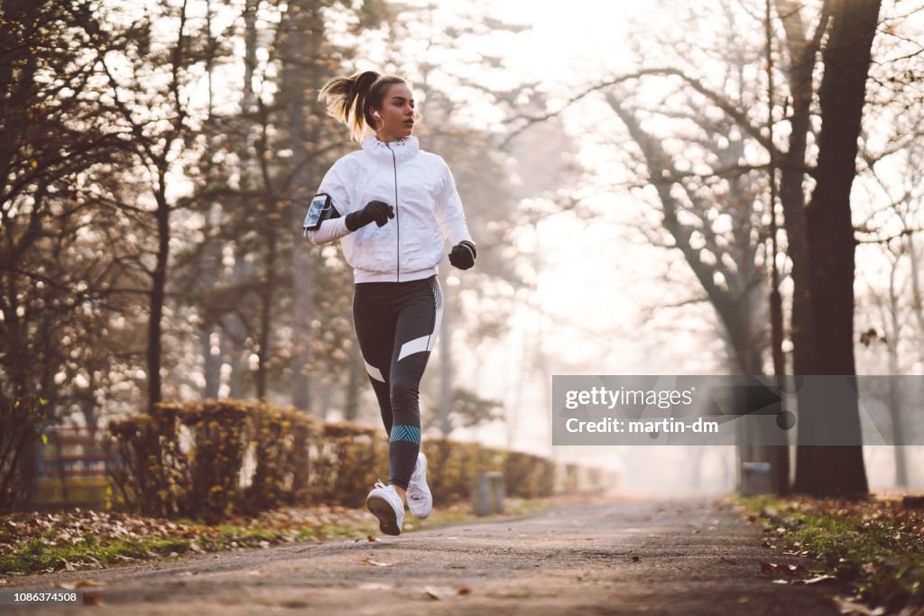 Vrouw joggen tijdens winterochtend