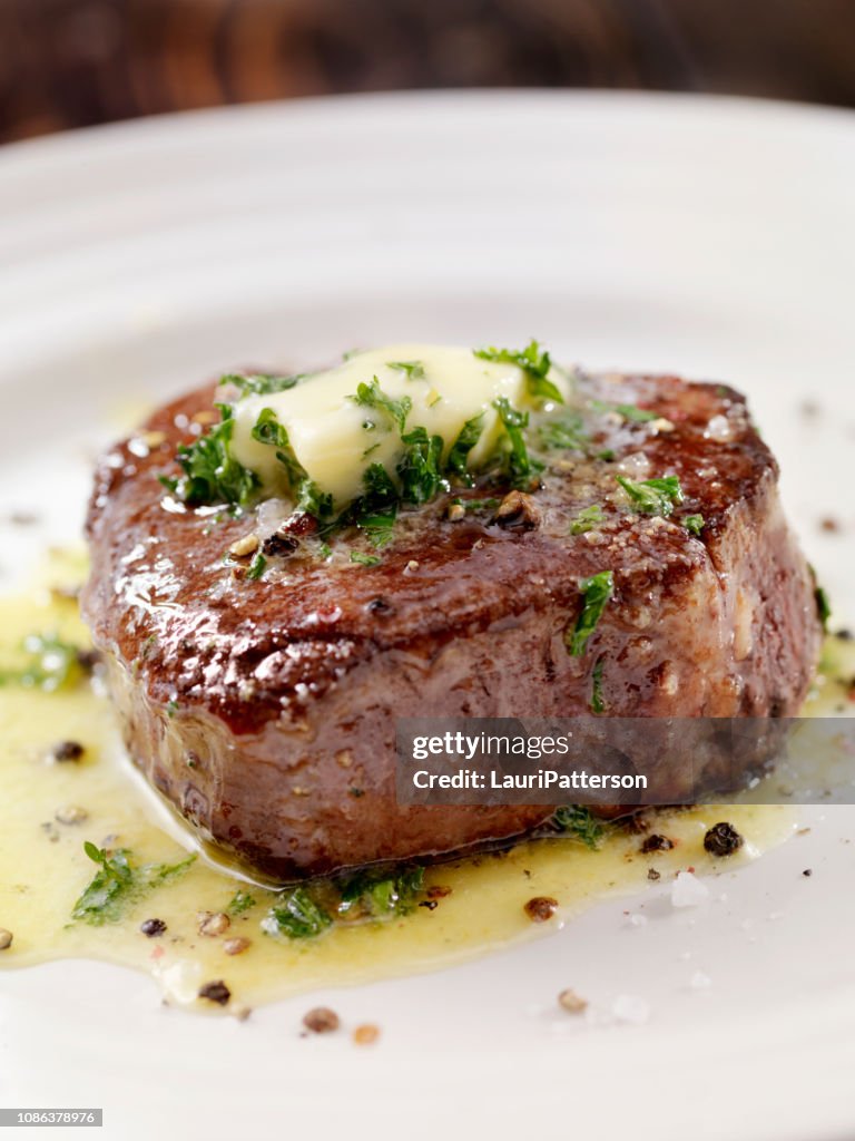 中型稀な牛フィレのステーキ ハーブ ガーリック バター