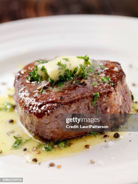 middelgrote zeldzame filet mignon biefstuk met kruidenboter knoflook - rundvlees stockfoto's en -beelden