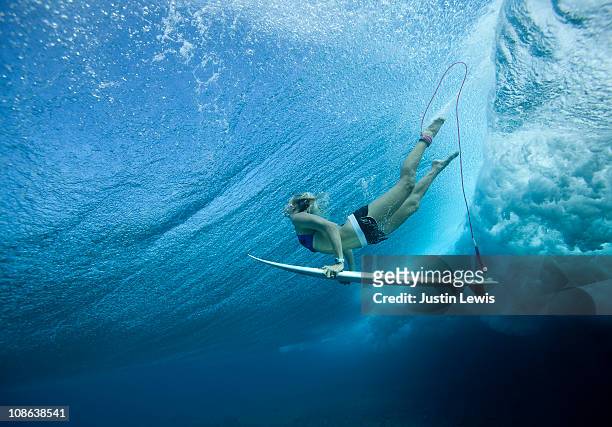 female pro surfer at cloud break fiji - surf fotografías e imágenes de stock