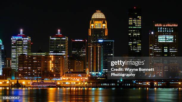 nighttime landscape of downtown louisville, ky - louisville stock-fotos und bilder