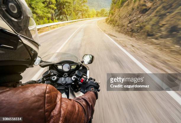 motor ritje op een landweg - motorbike ride stockfoto's en -beelden
