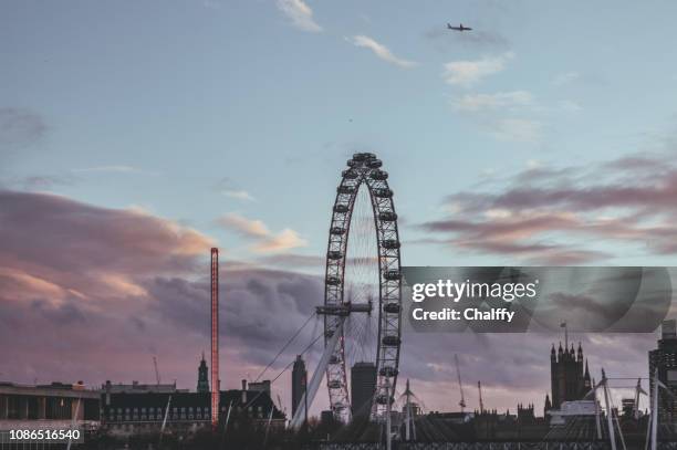 weergave van de skyline van de london eye in de schemering - big ben london eye dusk stockfoto's en -beelden