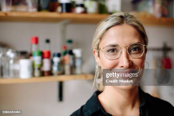 portrait of smiling woman standing in kitchen at home - 35 39 años fotografías e imágenes de stock