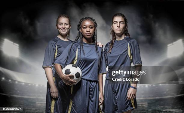 três jogadores de futebol feminino - campeonato esportivo - fotografias e filmes do acervo