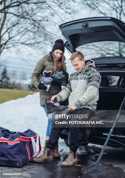 tausendjährige paar immer bereit für hockey - hockey car stock-fotos und bilder