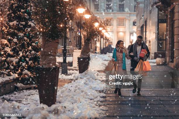 christmas shopping - young couple shopping stock pictures, royalty-free photos & images