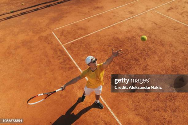 jugador de tenis en una pista de tenis durante el partido - sunglasses overhead fotografías e imágenes de stock