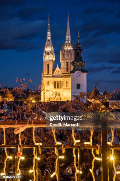 zagreb cathedral at night - zagreb - fotografias e filmes do acervo