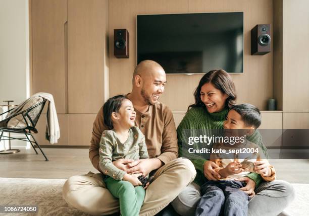 lachen wie wir glückliche familie und es macht spaß sonntag - wohngebäudeversicherung stock-fotos und bilder