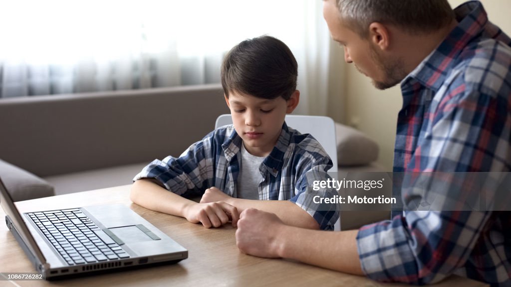 Strict père gronder son petit fils pour la dépendance à l’ordinateur, problème familial