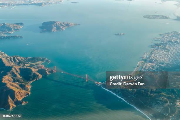 golden gate bridge aerial - bucht-von-san-francisco stock-fotos und bilder
