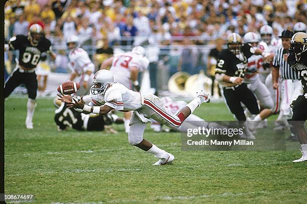 Ohio State Cris Carter in action, making catch vs Purdue at Ross-Ade Stadium.West Lafayette, IN 10/6/1984CREDIT: Manny Millan