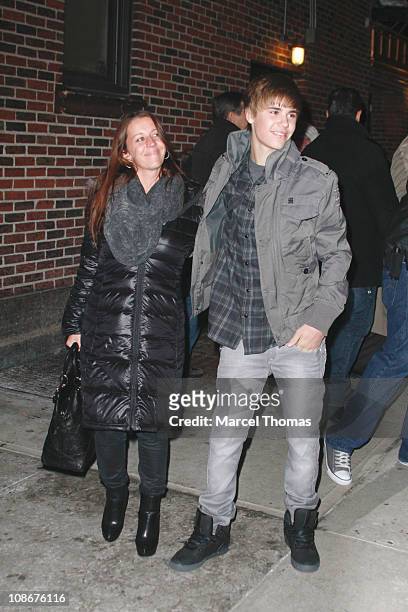 Musician Justin Bieber and his mother, Pattie Mallette visit "Late Show With David Letterman" at the Ed Sullivan Theater on January 31, 2011 in New...