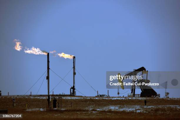 pumpjack at williston, north dakota, usa - fracking fotografías e imágenes de stock