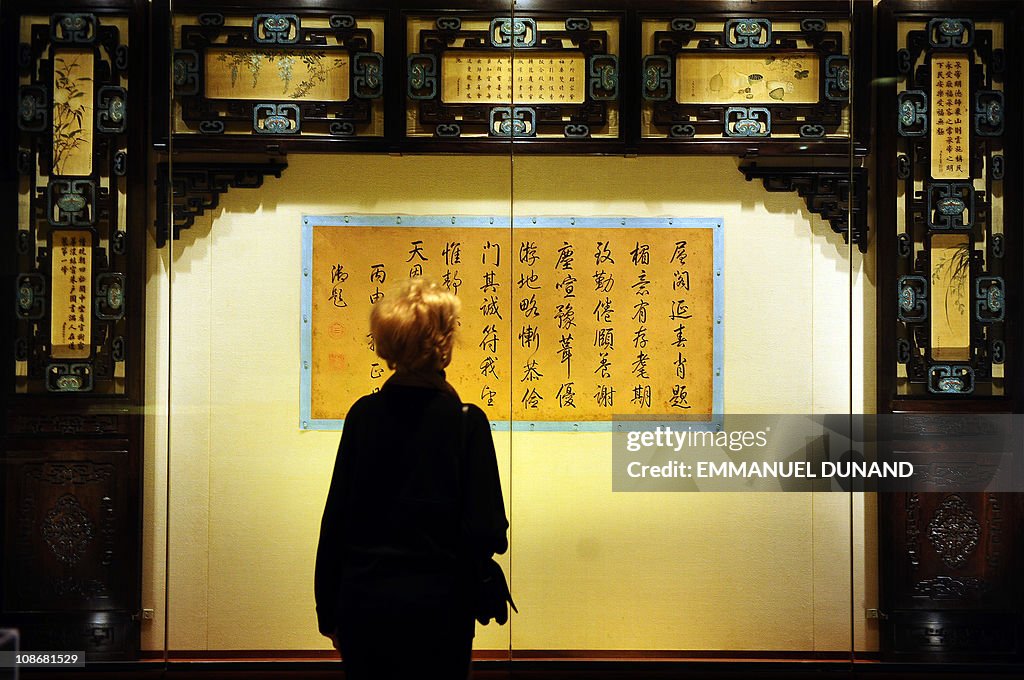 A visitor looks at objects during a prev