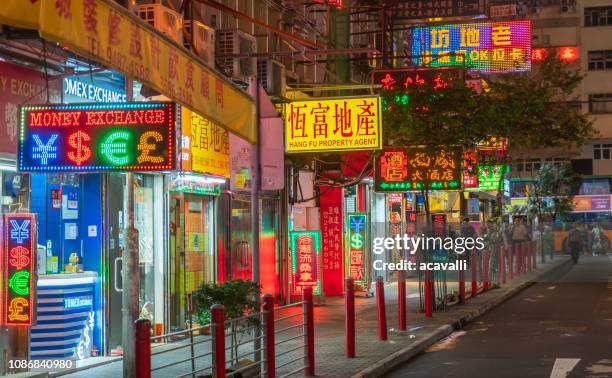 casas de cambio en hong kong. - mong kok fotografías e imágenes de stock