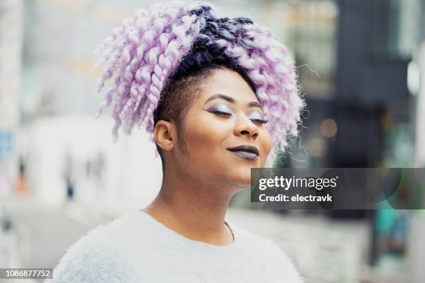 mujer joven que fuera con los ojos cerrados - cabello morado fotografías e imágenes de stock