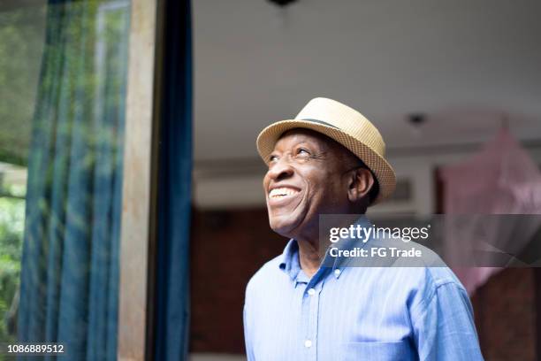 senior afro, olhando pela janela - esperança - fotografias e filmes do acervo
