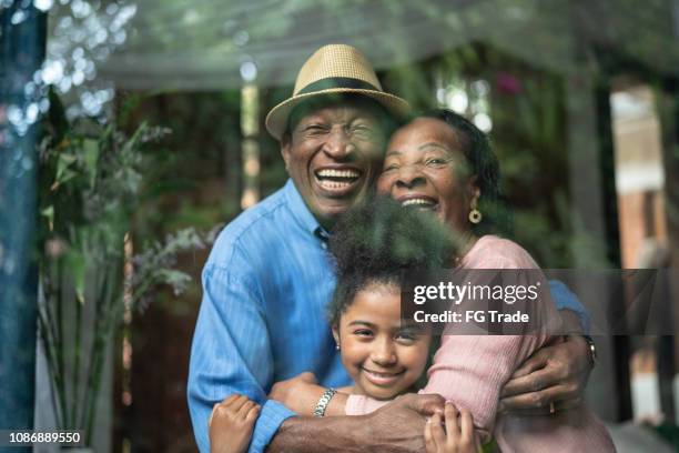 grootouders en kleindochter samen portret - black grandma stockfoto's en -beelden