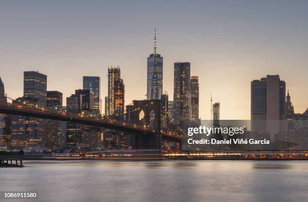 manhattan skyline at sunset - brooklyn bridge stockfoto's en -beelden