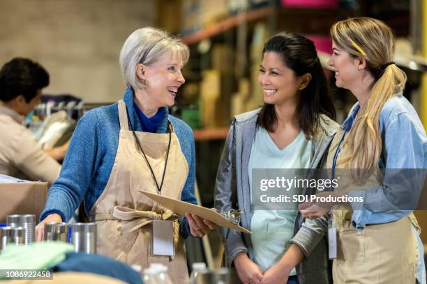 groep werknemers van de bank van de vrouwelijke voedsel - employee welfare stockfoto's en -beelden