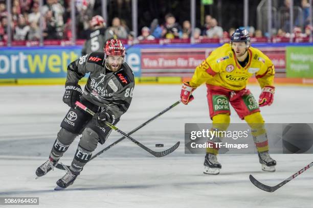 Ben Hanowski of Koelner Haie and Calle Ridderwall of Düsseldorfer EG battle for the ball during the DEL match between Koelner Haie and Duesseldorfer...