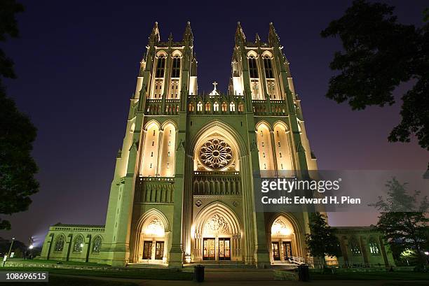 washington national cathedral at night - national cathedral stock pictures, royalty-free photos & images