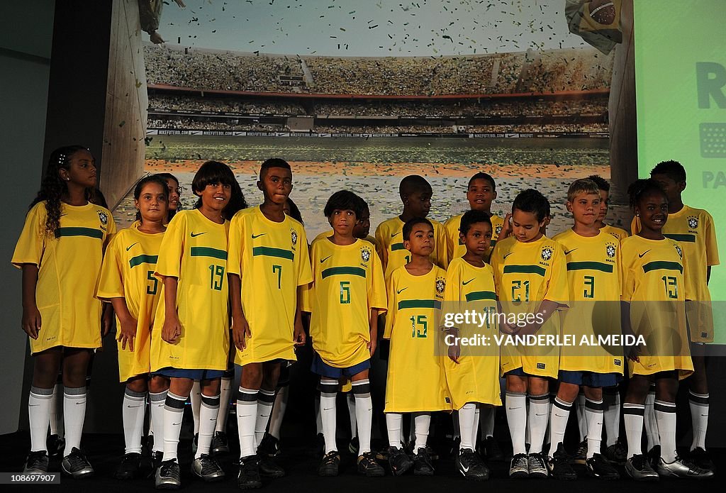 Kids belonging to the "Bola pra Frente"