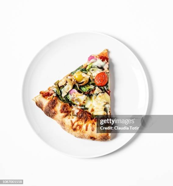 slice of vegetarian pizza - vegetarian pizza stock-fotos und bilder