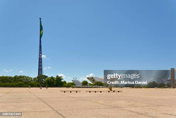 three powers plaza (praça dos três poderes) in brasilia - federal building plaza stock pictures, royalty-free photos & images