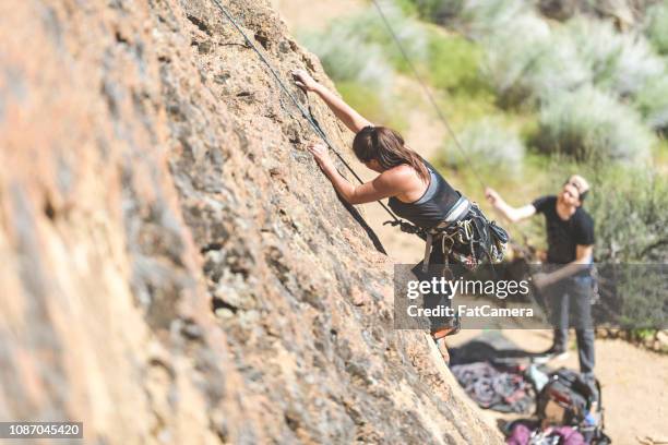 vrouwelijke klimmen in central oregon - zekeren stockfoto's en -beelden
