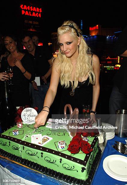 586 21st Birthday Cake Photos and Premium High Res Pictures - Getty Images