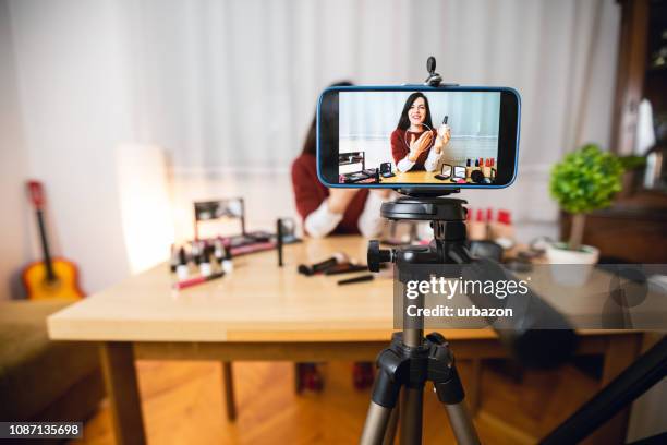 frau vlogs über make-up - tripod stock-fotos und bilder