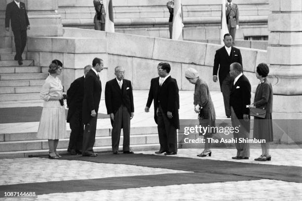 Argentine President Jorge Rafael Videla and his wife Alicia Hartridge attend the welcome ceremony with Emperor Hirohito at the Akasaka State Guest...