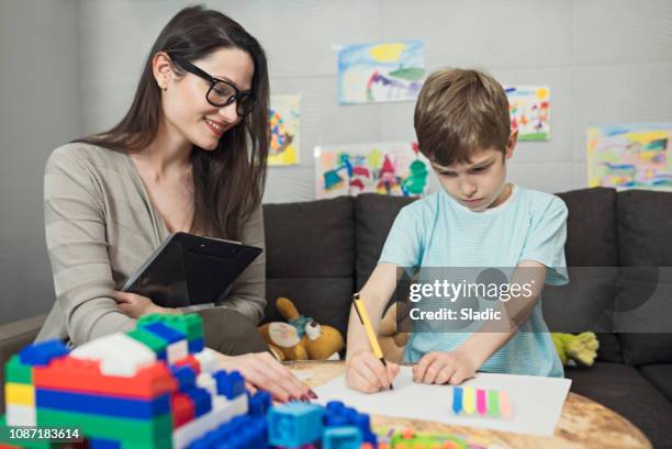 psicólogo infantil en el trabajo - alternative therapy fotografías e imágenes de stock