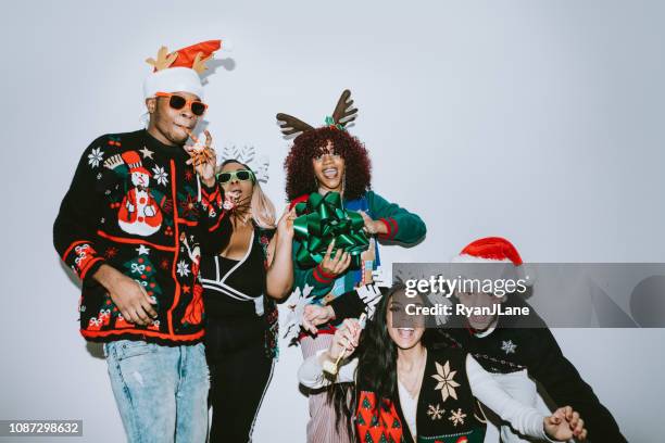 generatie z vrienden kerst photo booth - christmas jumpers stockfoto's en -beelden