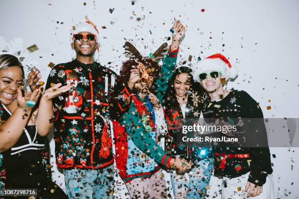 generation z freunden weihnachten photobooth - ugly black women stock-fotos und bilder