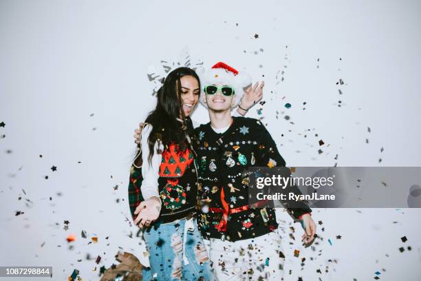 pareja joven generación z celebra con confeti - jersey de cuello alto fotografías e imágenes de stock