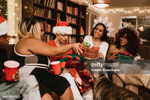 generatie z vrienden kerstfeest gift exchange - funny christmas gift stockfoto's en -beelden