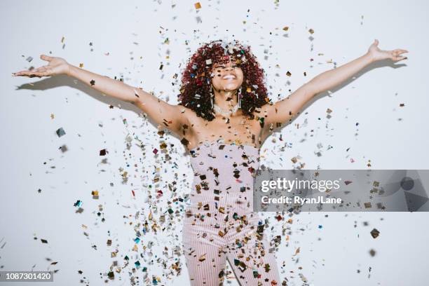 generation z ung kvinna firar med konfetti - happy new year 2018 bildbanksfoton och bilder
