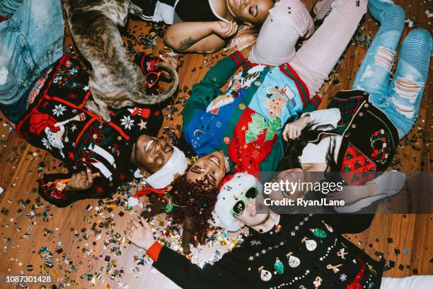 generation z freunde weihnachtsfeier - ugly black women stock-fotos und bilder