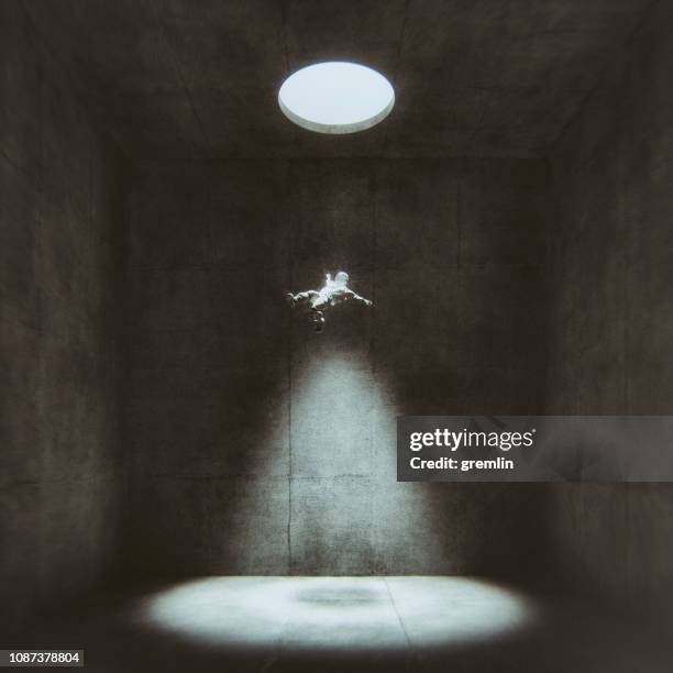 abstrait astronaute tombant - fallen astronaut photos et images de collection