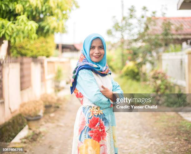 muslim woman in a neighbourhood - indonesia women stockfoto's en -beelden